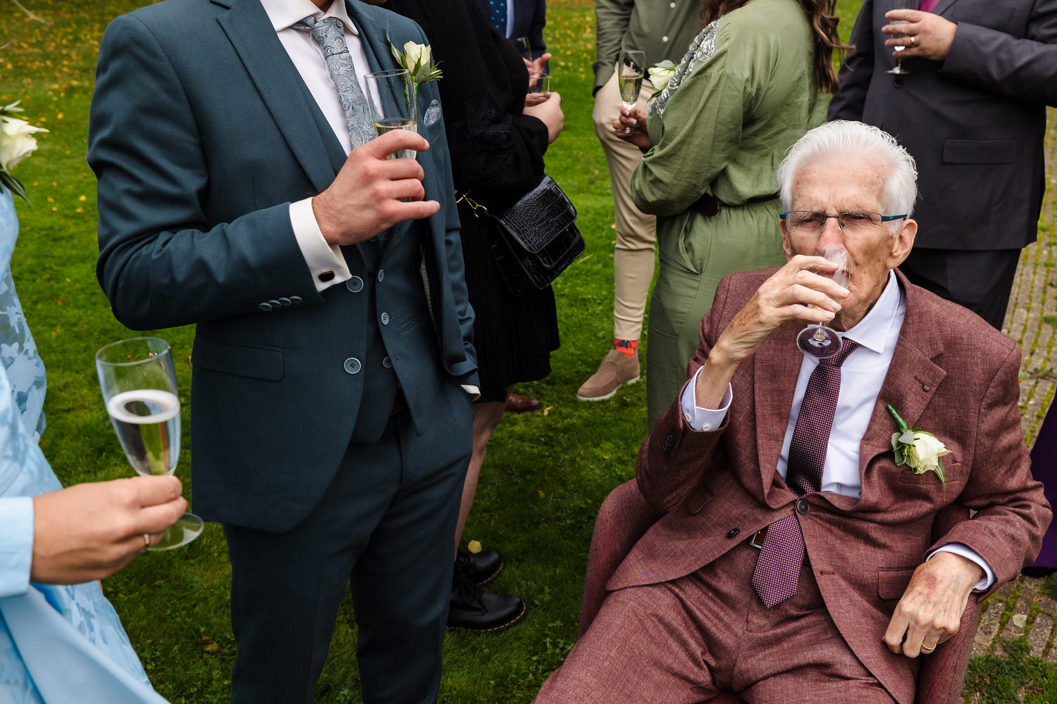 opa op bruiloft, vastgelegd met 35mm lens