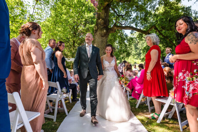 bruidspaar loopt weg na de ceremonie op trouwlocatie rhederoord in gelderland