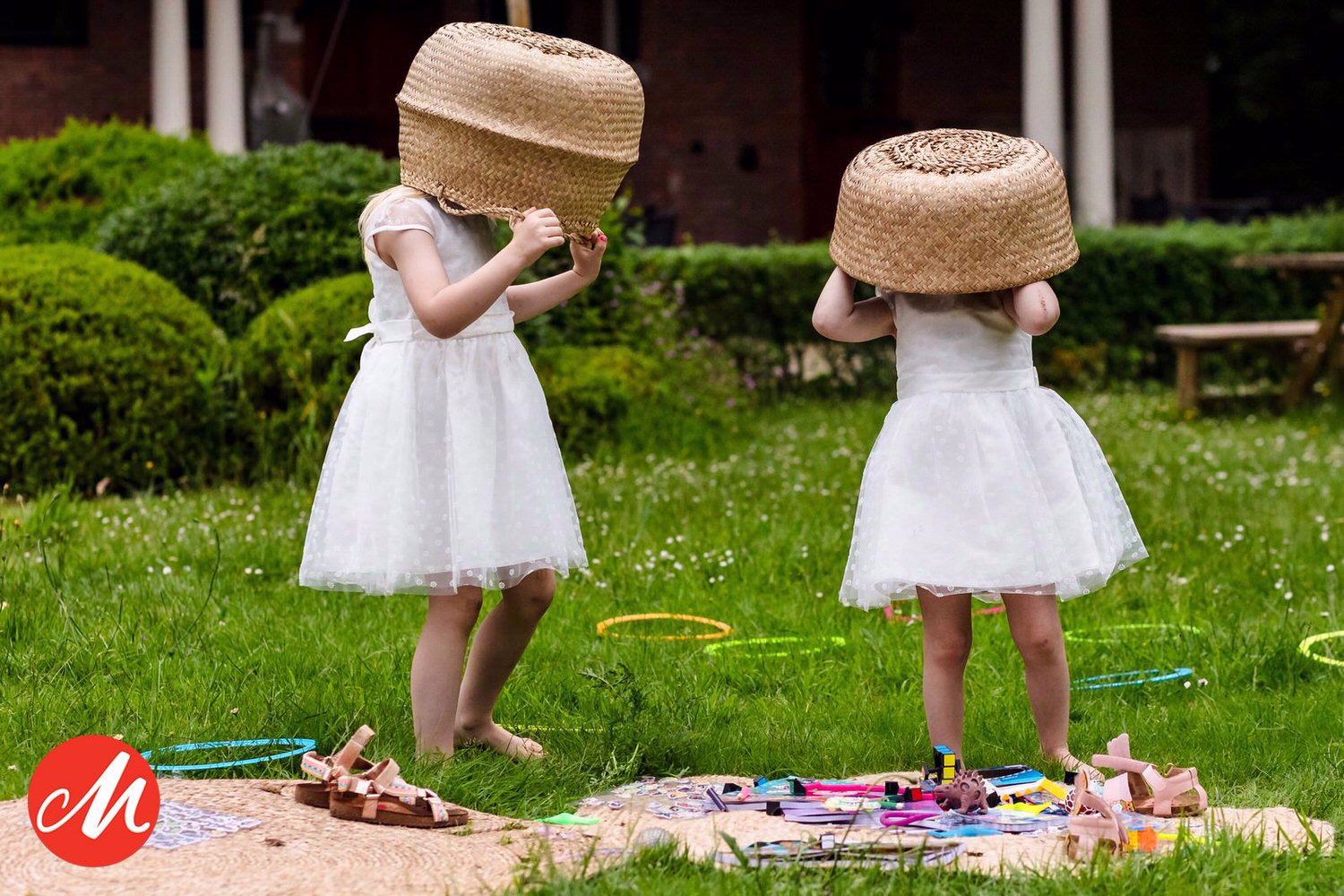 prijswinnende foto van twee bruidsmeisjes met manden op hun hoofd