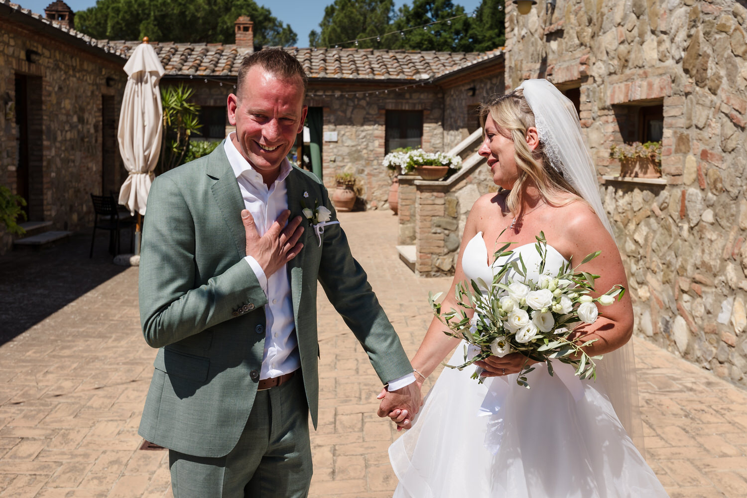 first look van bruid en bruidegom tijdens een bruiloft in toscane