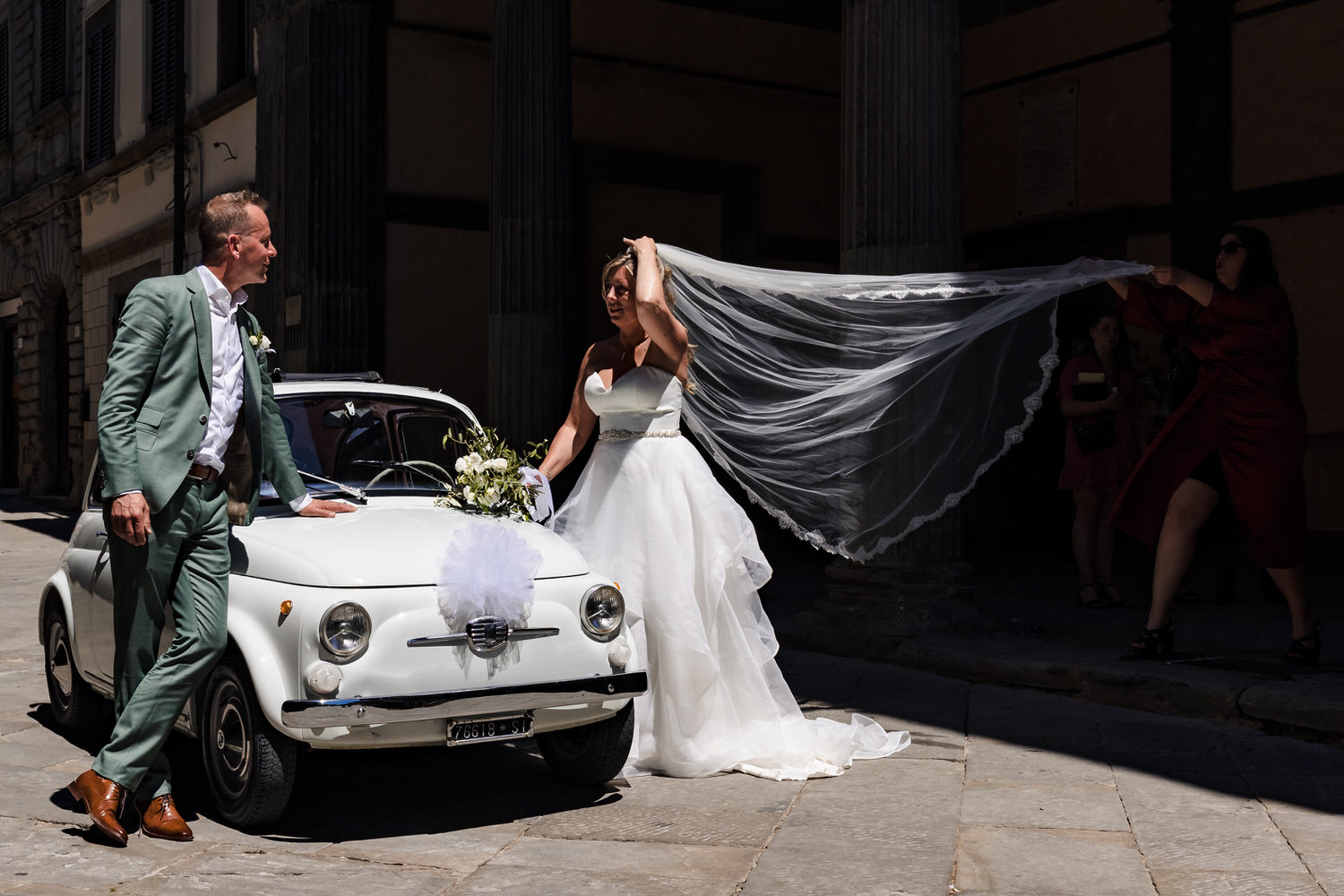 aankomst van bruidspaar bij gemeentehuis tijdens bruiloft in toscane