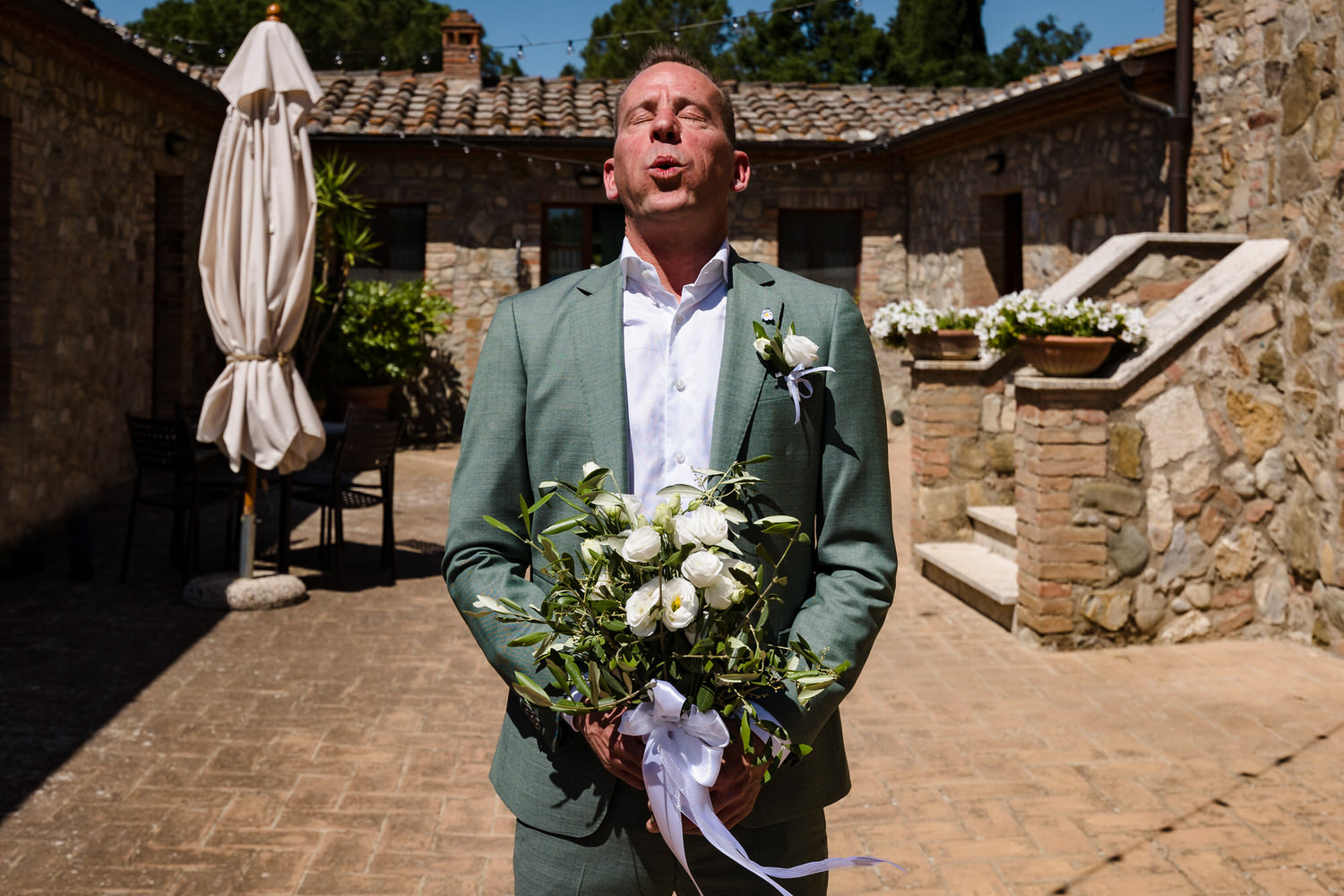 bruidegom in afwachting van de first look tijdens een bruiloft in toscane