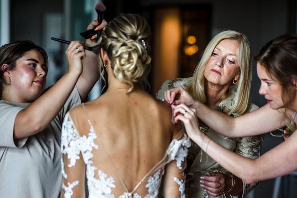 trouwfotograaf breda aankleden bruid