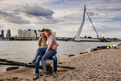 verlovingsshoot rotterdam met erasmusbrug op achtergrond