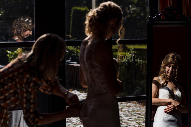 aankleden van de bruid