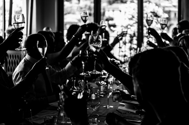 toast op een bruiloft in zwart wit