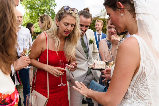 trouwringen checken op een bruiloft