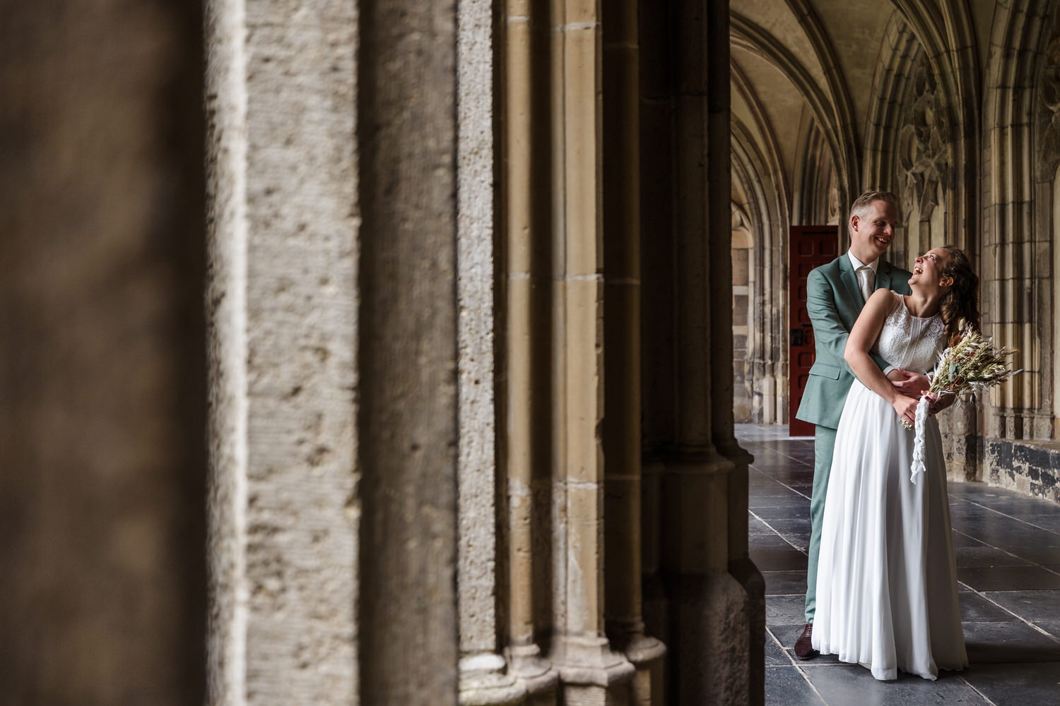 fotoshoot met bruid en bruidegom in de kloostergang van de Dom van Utrecht