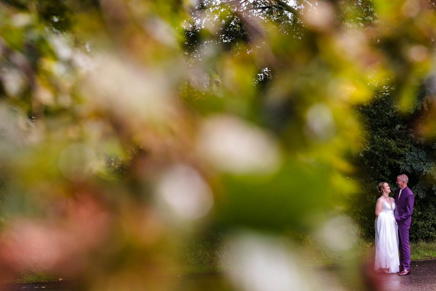 bruidspaar in het leijpark in tilburg
