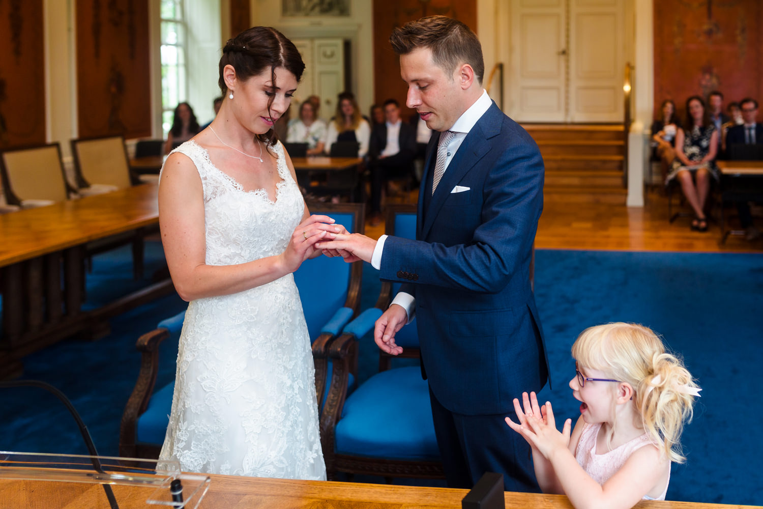 uitwisselen van de ringen op trouwlocatie De Kinkelenburg in Bemmel