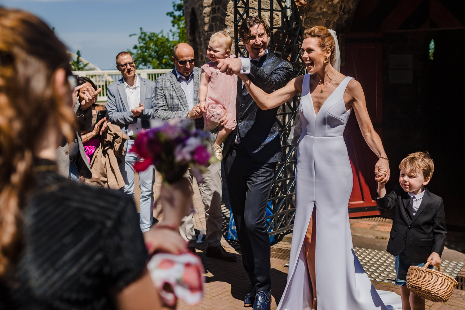 bruidspaar voor ingang van de valkhofkapel in nijmegen
