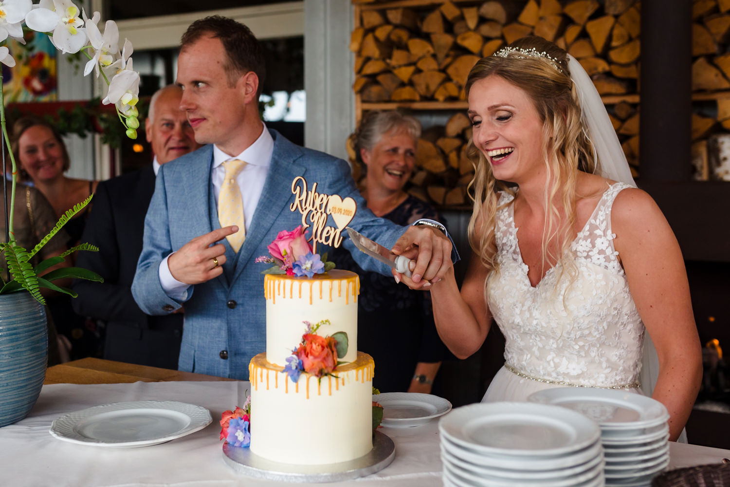 aansnijden van de taart op trouwlocatie Paviljoen Het Buitenhuis