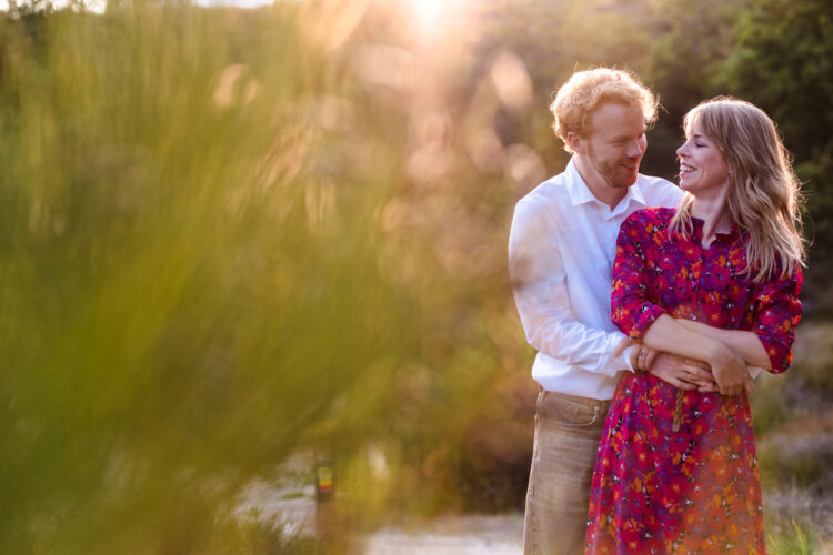 verlovingsshoot op de veluwe bij avondlicht