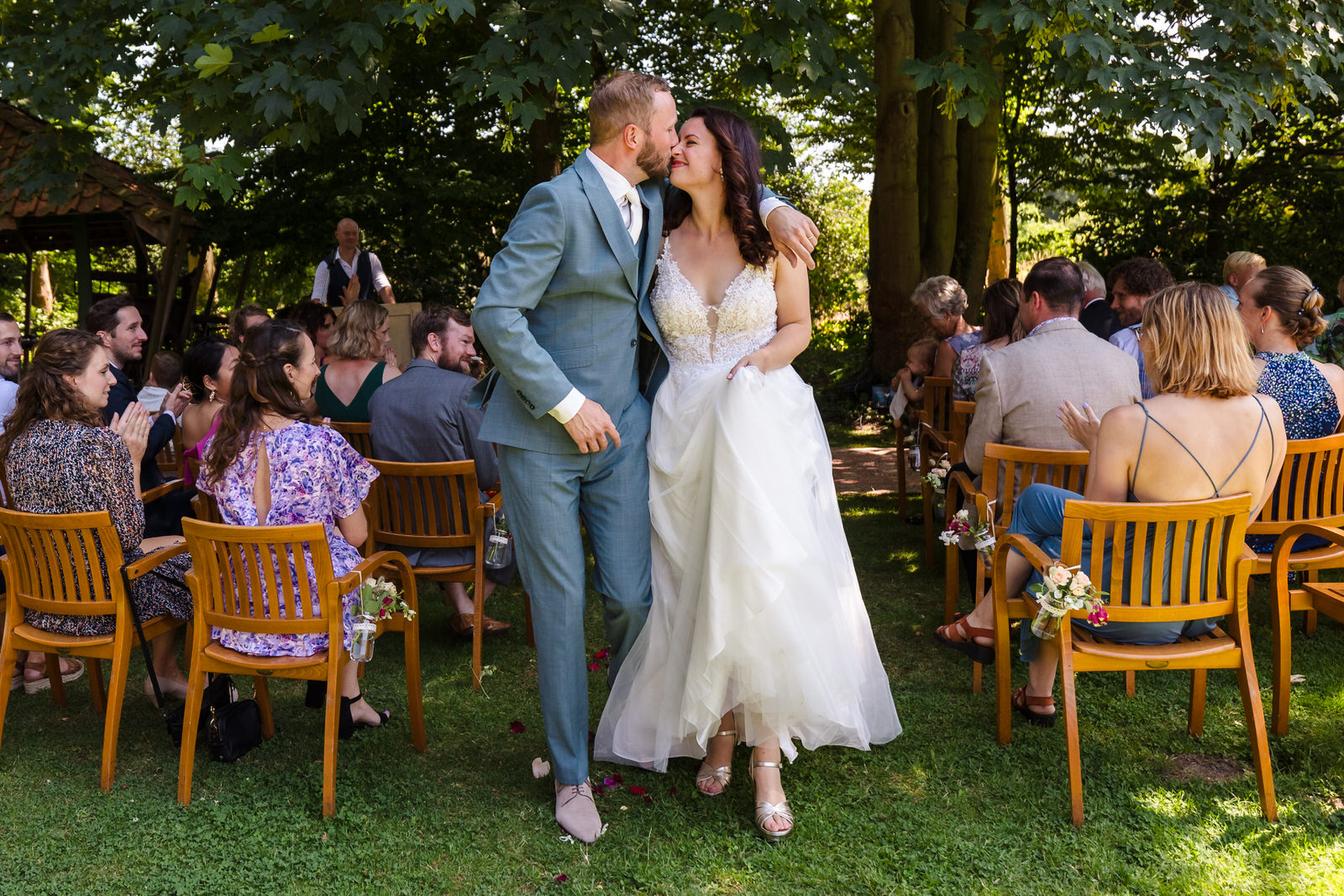 bruidspaar na de ceremonie op landgoed bergzicht in heumen
