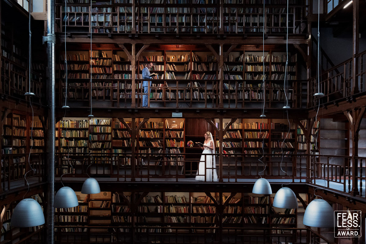 fearless award voor foto van bruidspaar in oude bibliotheek