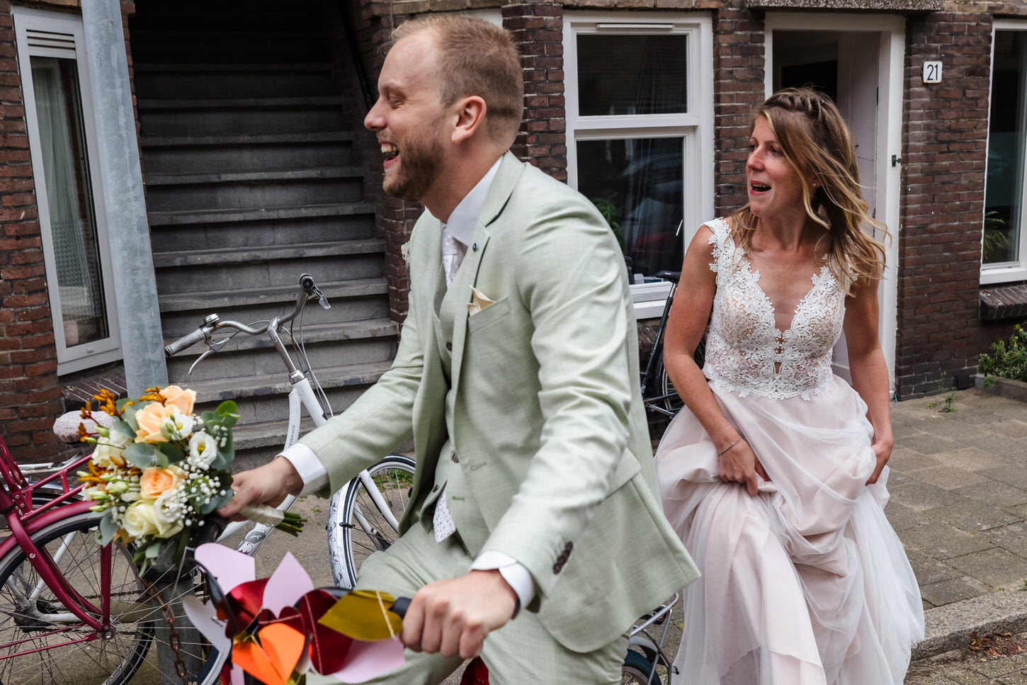 bruidspaar fietst door utrecht