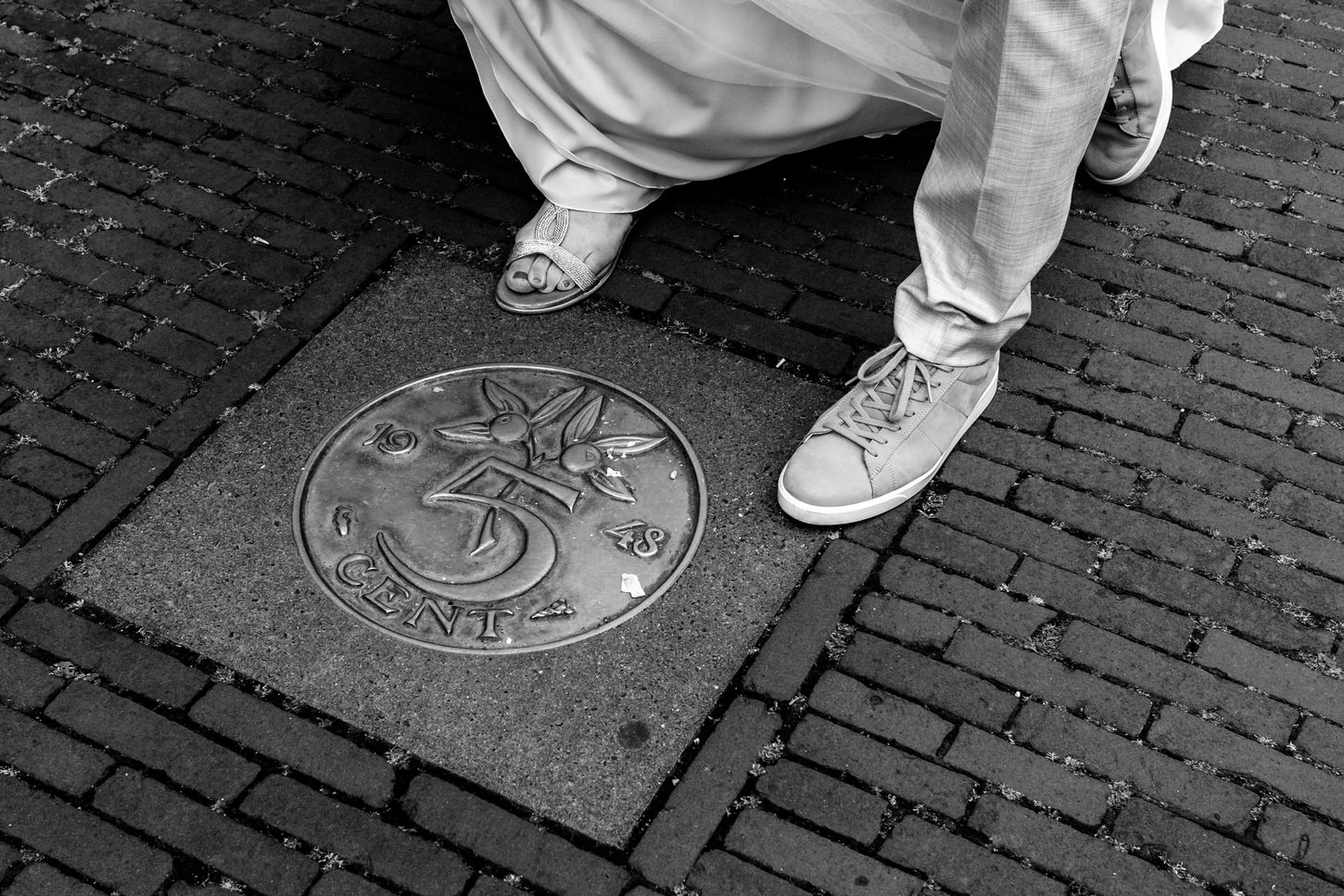 bruidspaar loopt over straat bij het muntgebouw in utrecht