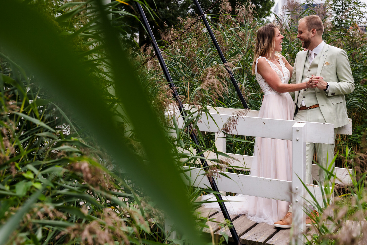 bruid en bruidegom op de brug bij molen de ster in utrecht