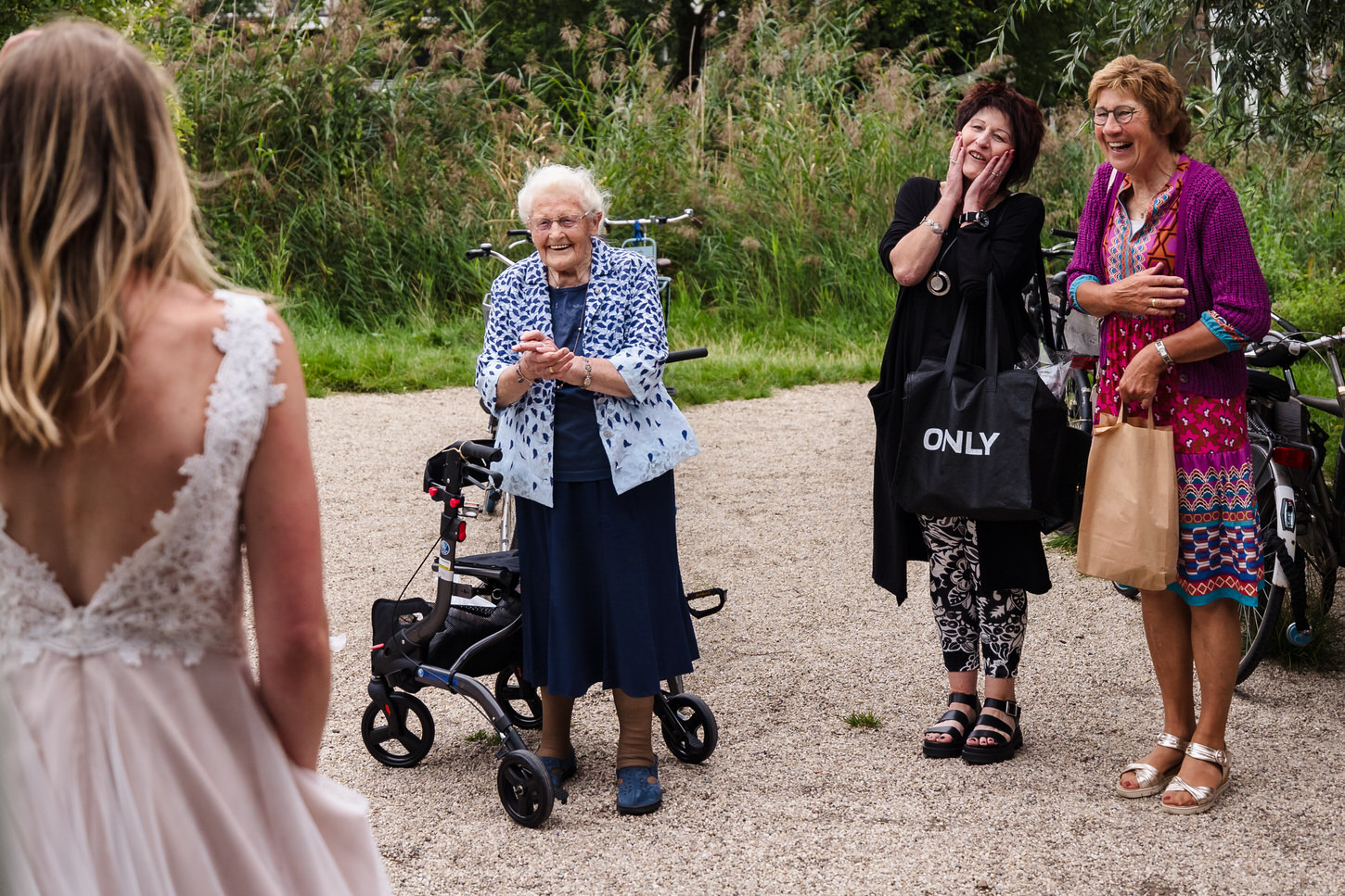 gasten komen aan op bruiloft bij molen de ster