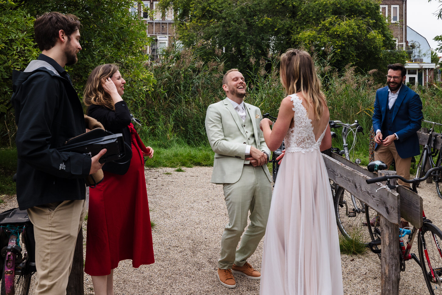 gasten komen aan op bruiloft bij molen de ster in utrecht
