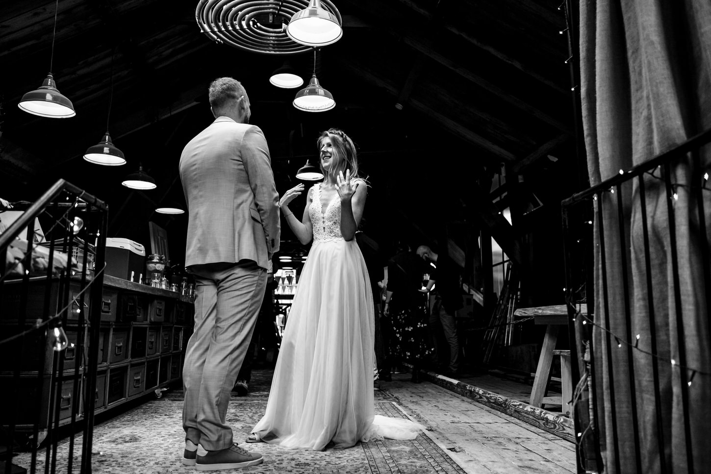 zwart-wit-foto van bruidspaar bij de ingang van molen de ster