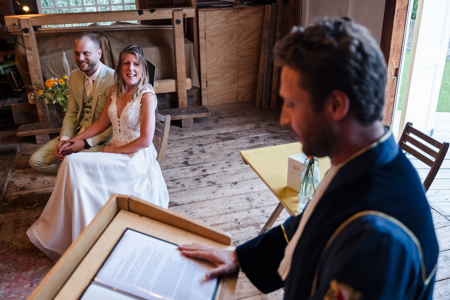 bruidspaar tijdens ceremonie