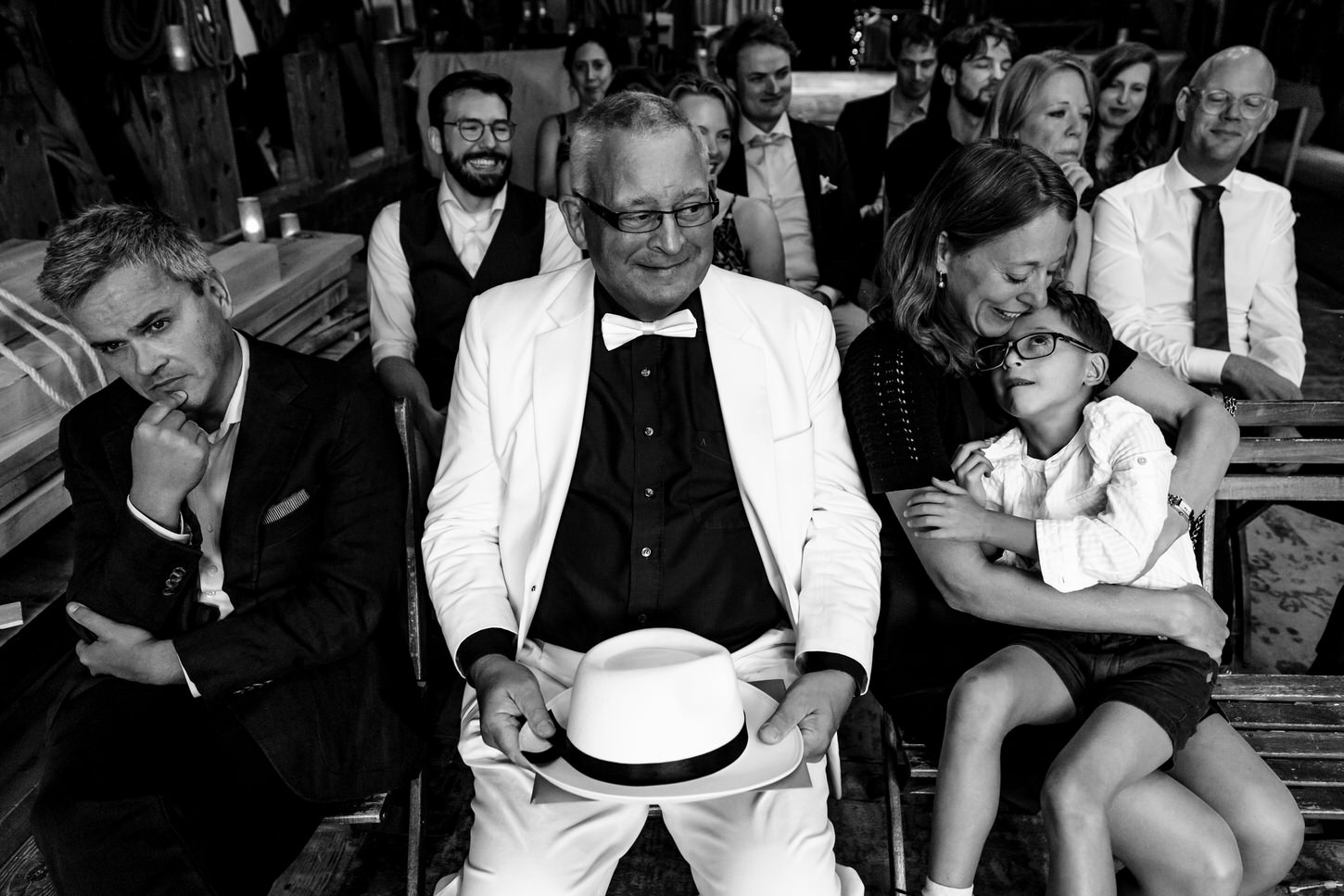 gasten tijdens de ceremonie op een bruiloft