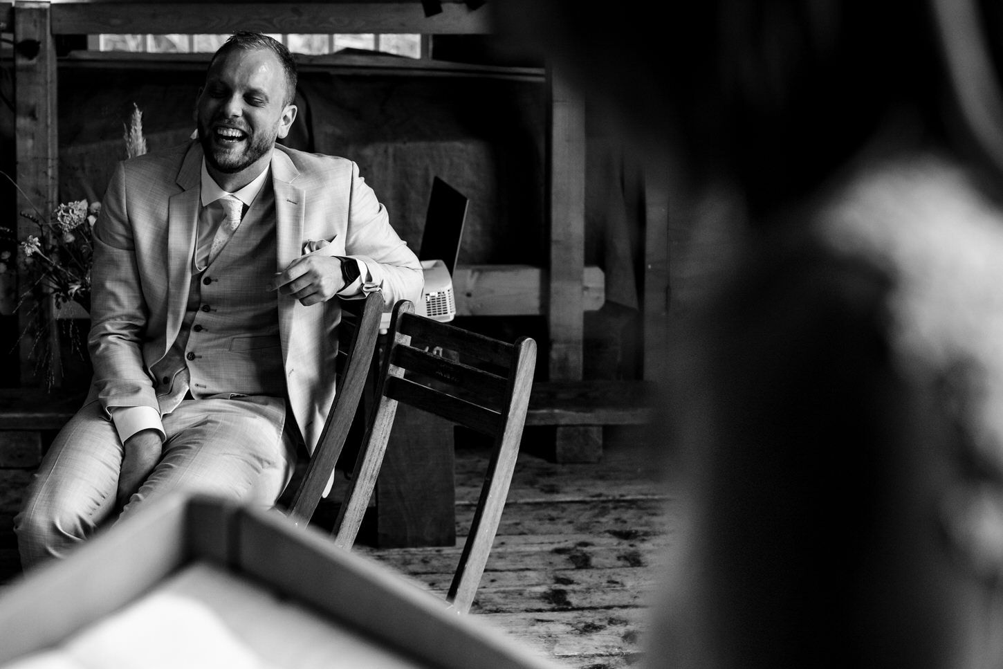 bruidegom luister naar speech bruid