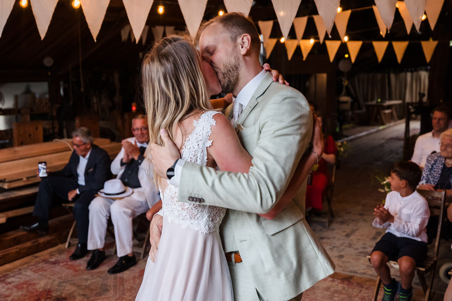 eerste kus tijdens bruiloft