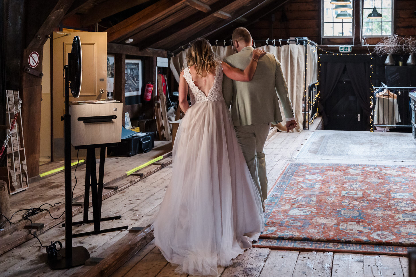 bruidspaar loopt weg aan het einde van de ceremonie