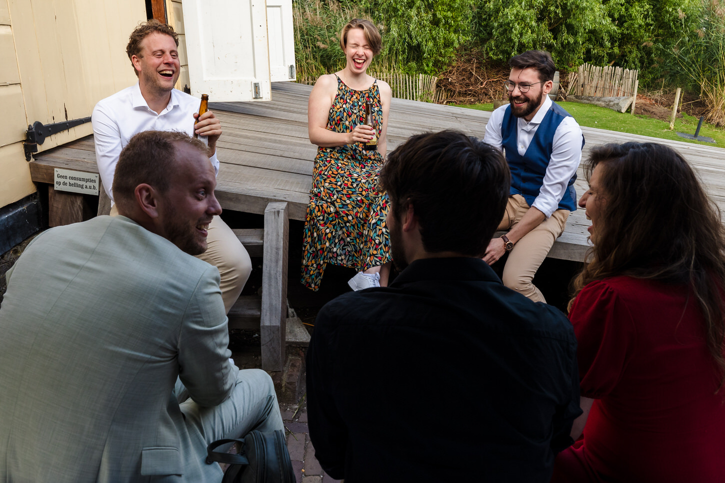biertje drinken tijdens de receptie van een bruiloft