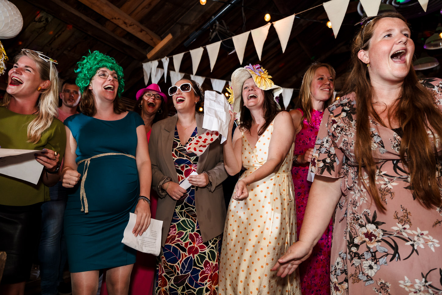 stukjes tijdens dansfeest bruiloft