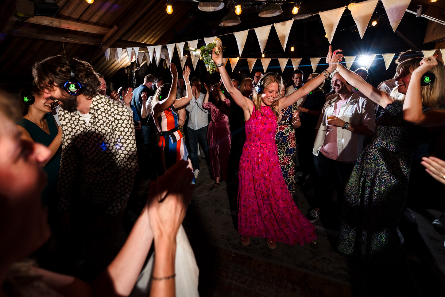 gast vangt bruidsboeket tijdens dansfeest bruiloft