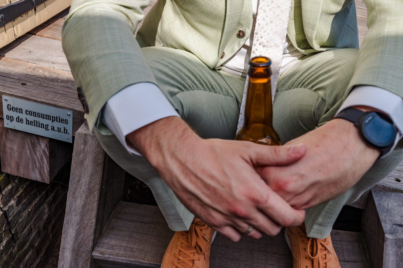 bruidegom drinkt een biertje op zijn bruiloft