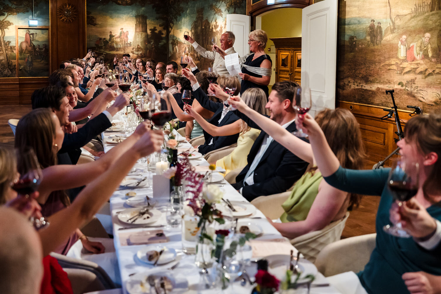 diner tijdens een bruiloft met speechende ouders
