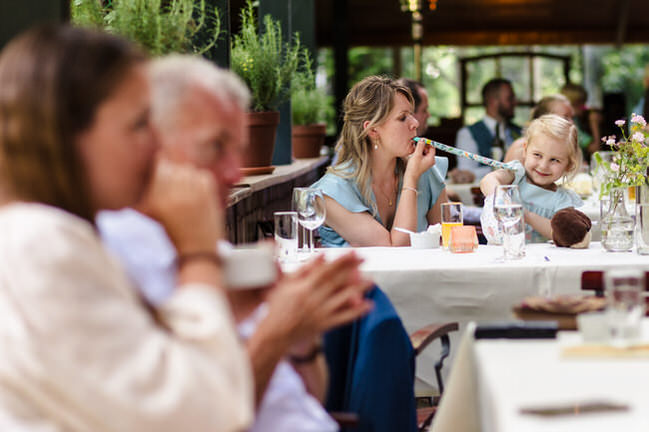meisje met moeder op een bruiloft