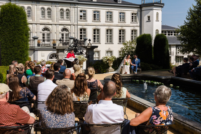 ceremonie op zomerse buitenbruiloft