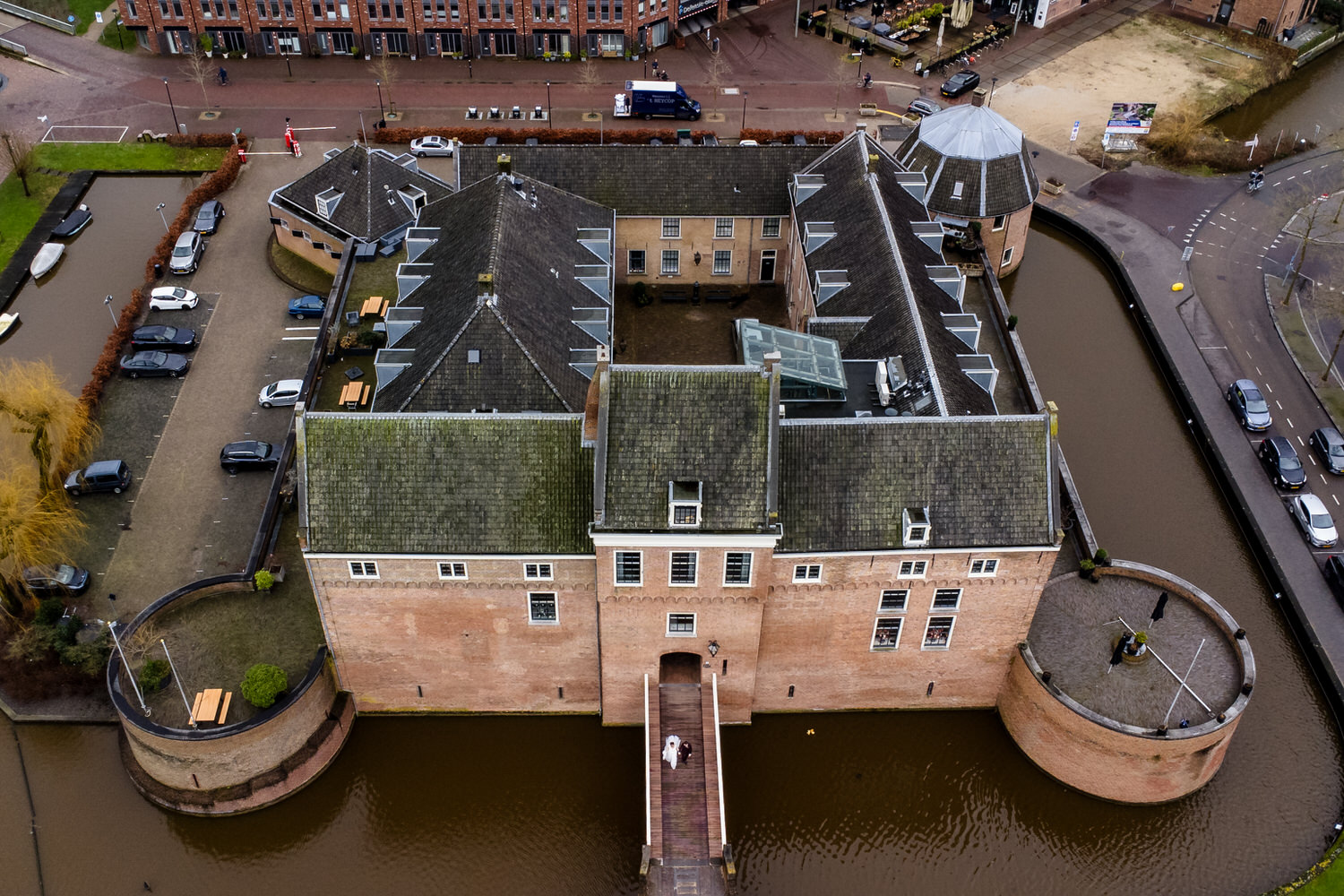 dronefoto van kasteel woerden