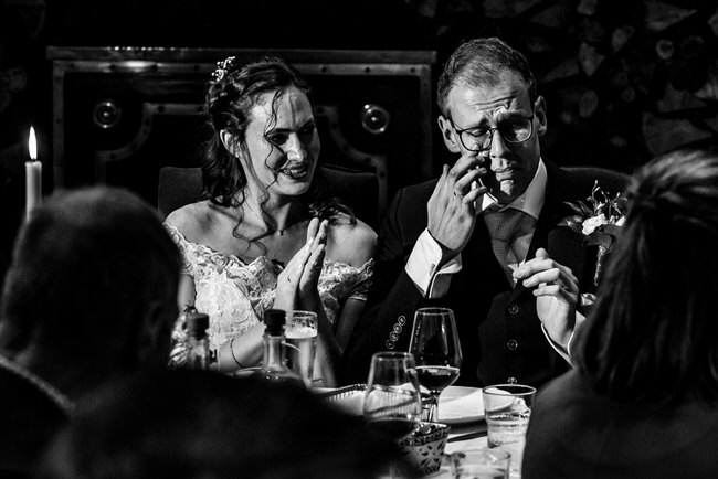 bruidspaar tijdens diner tijdens toscaanse bruiloft