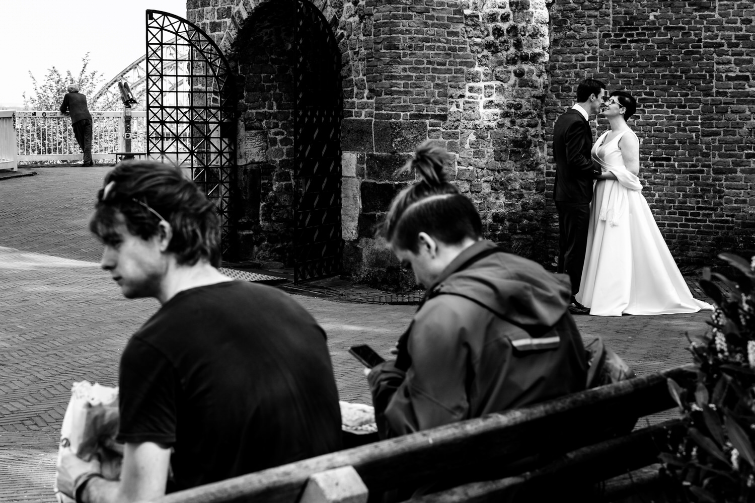 bruidspaar op valkhof in nijmegen