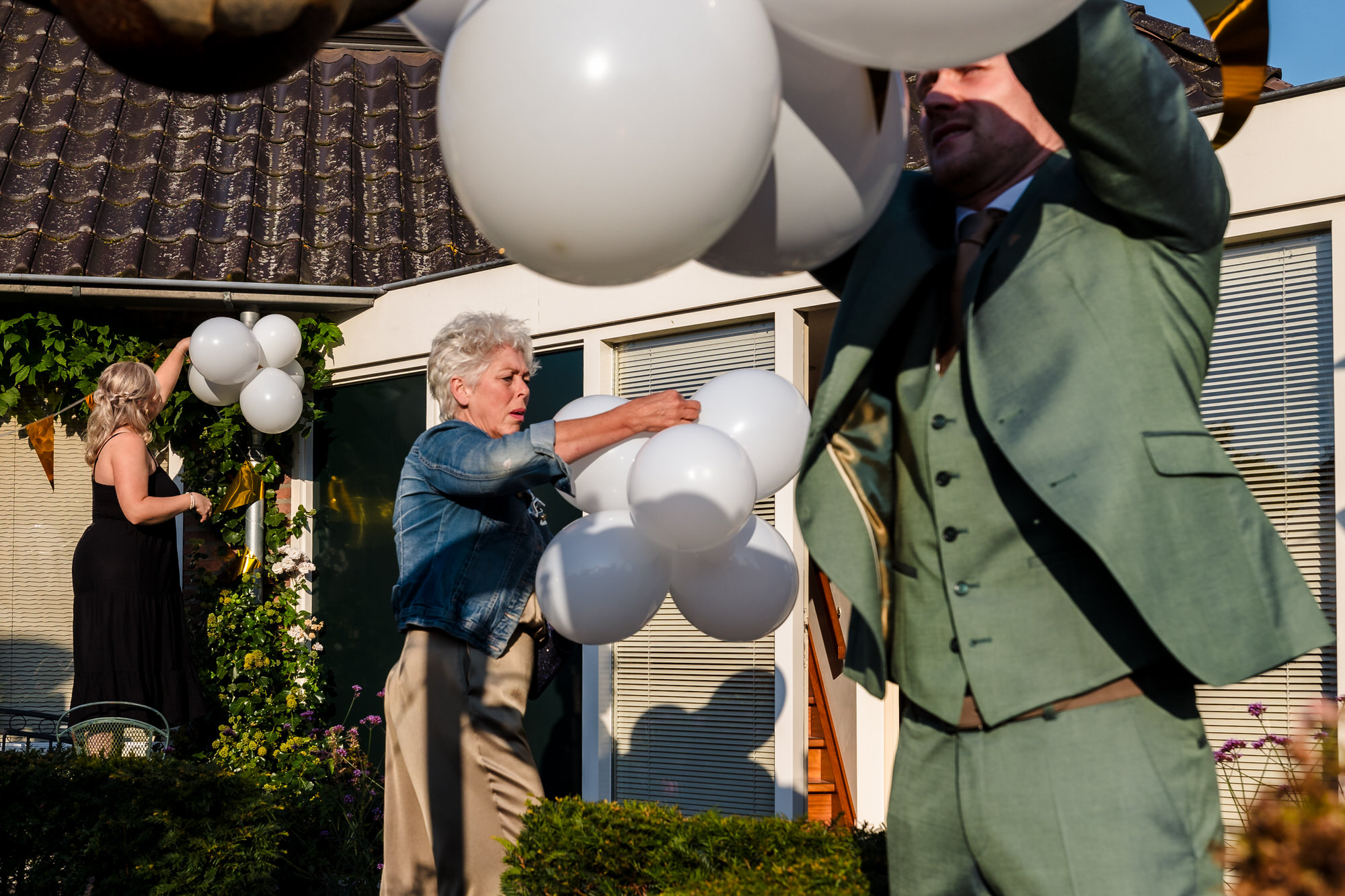 familieleden versieren het huis van de bruid