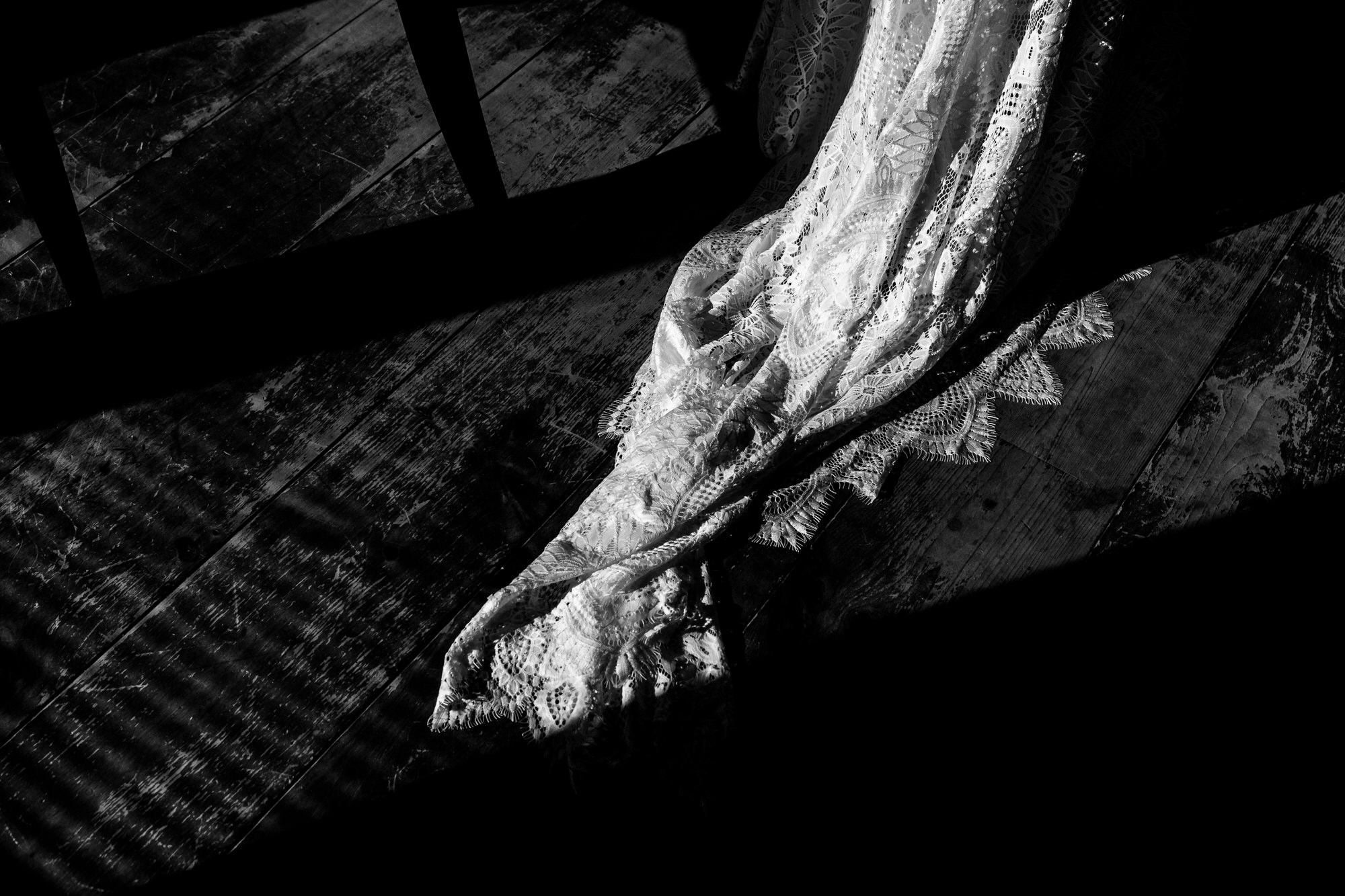 detail van een bruidsjurk in zwart-wit