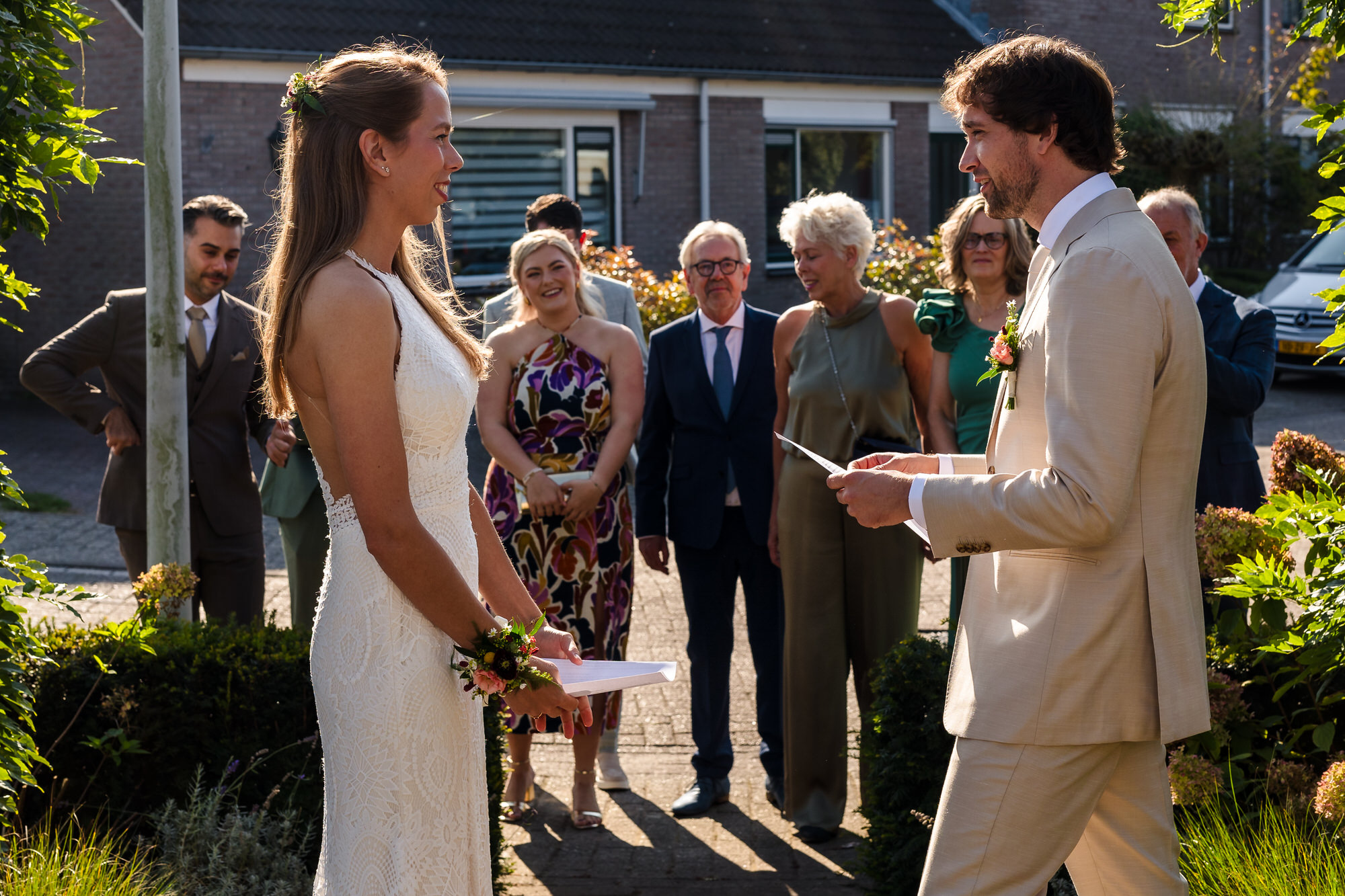 bruid en bruidegom met familie