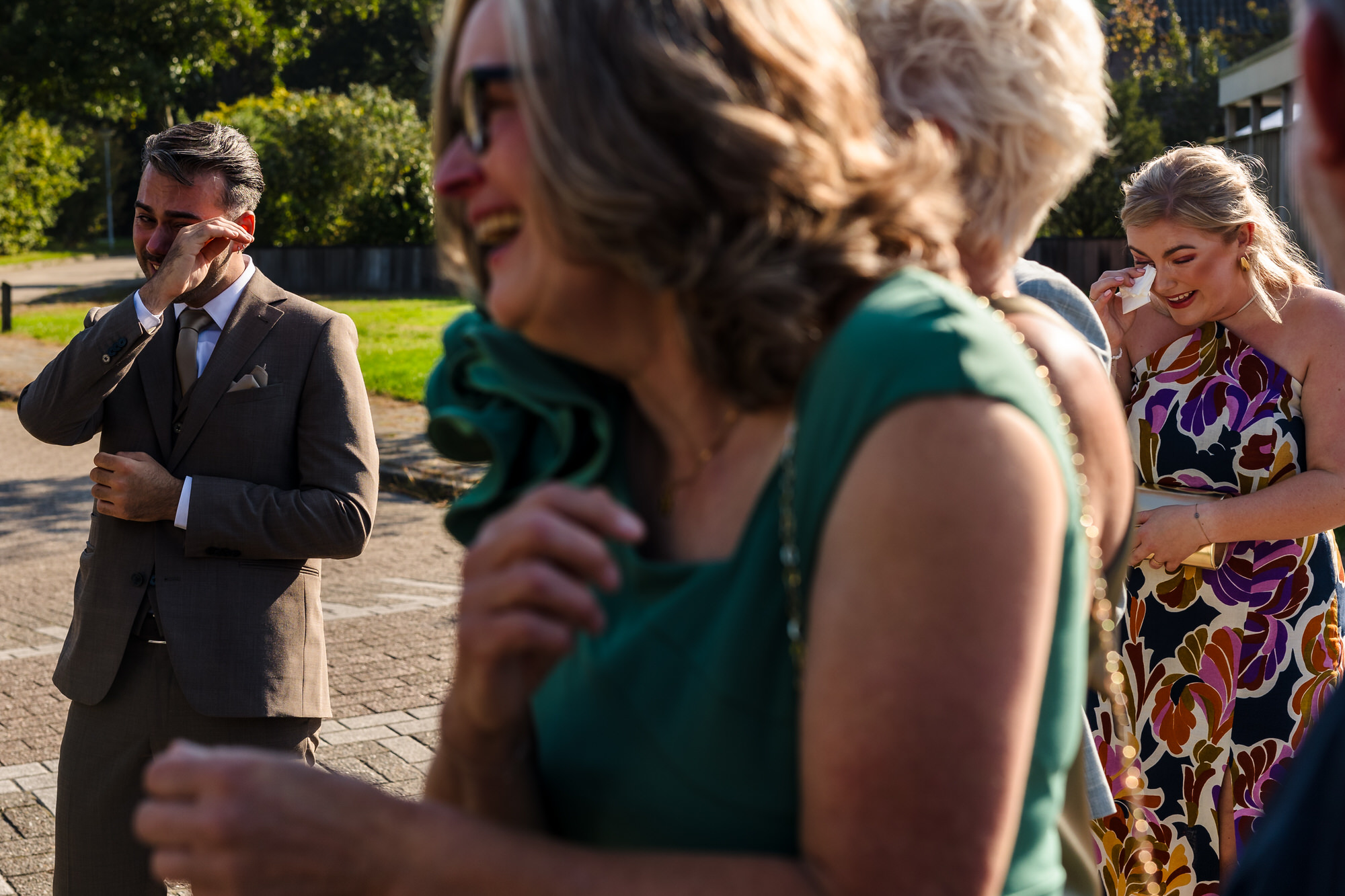 geëmotioneerde familieleden van bruid en bruidegom