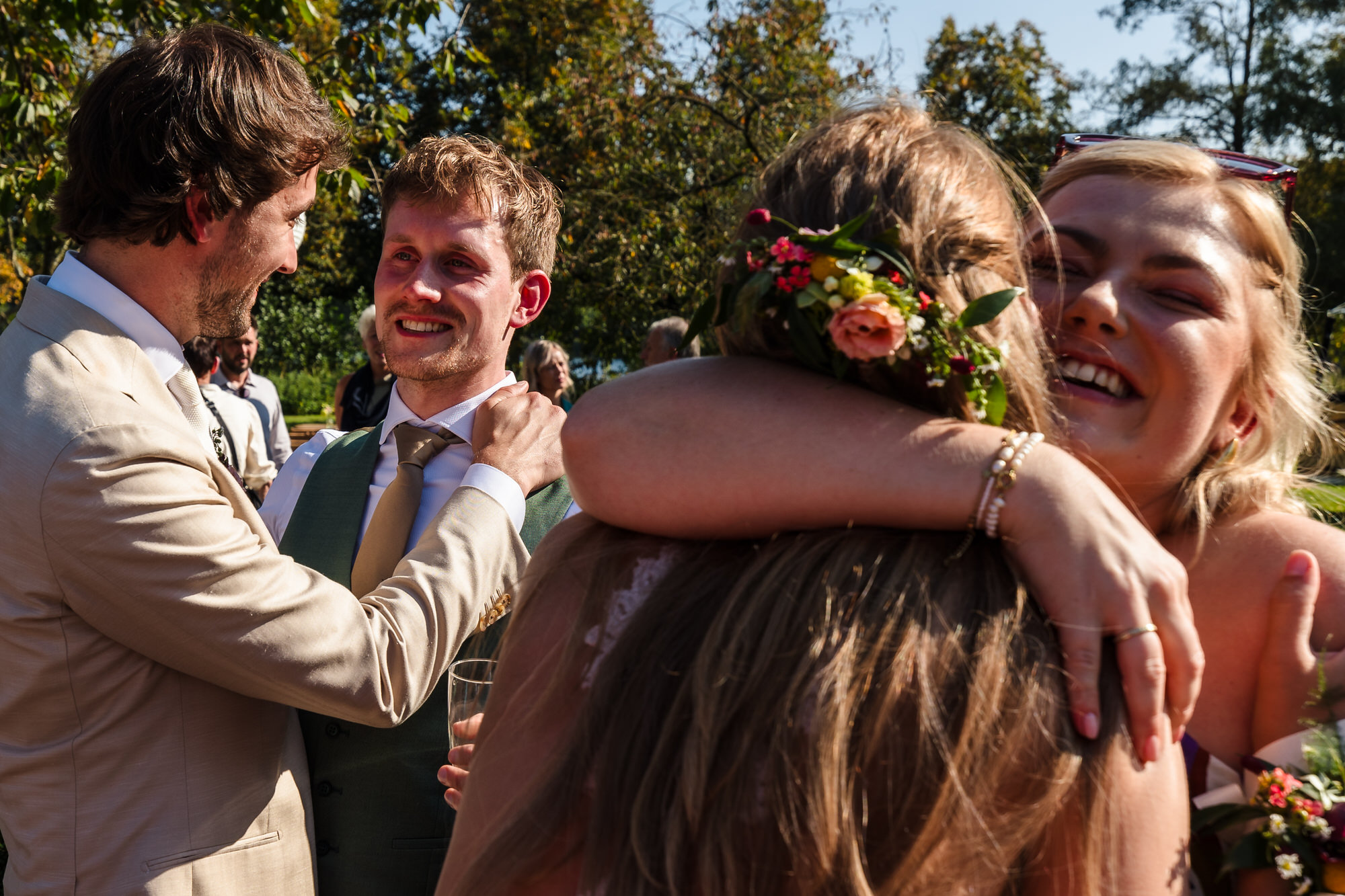 bruidspaar neemt felicitaties in ontvangst na de ceremonie