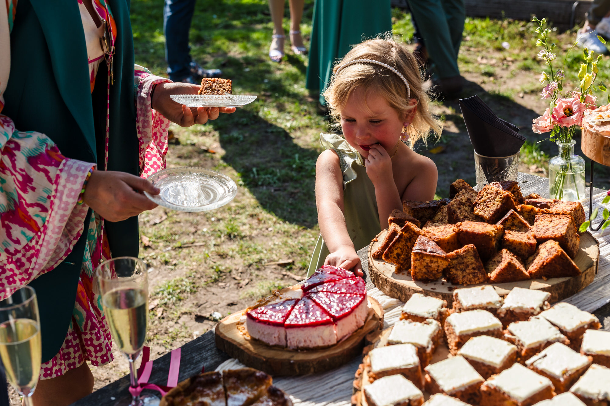 gasten nemen een stukje bruidstaart
