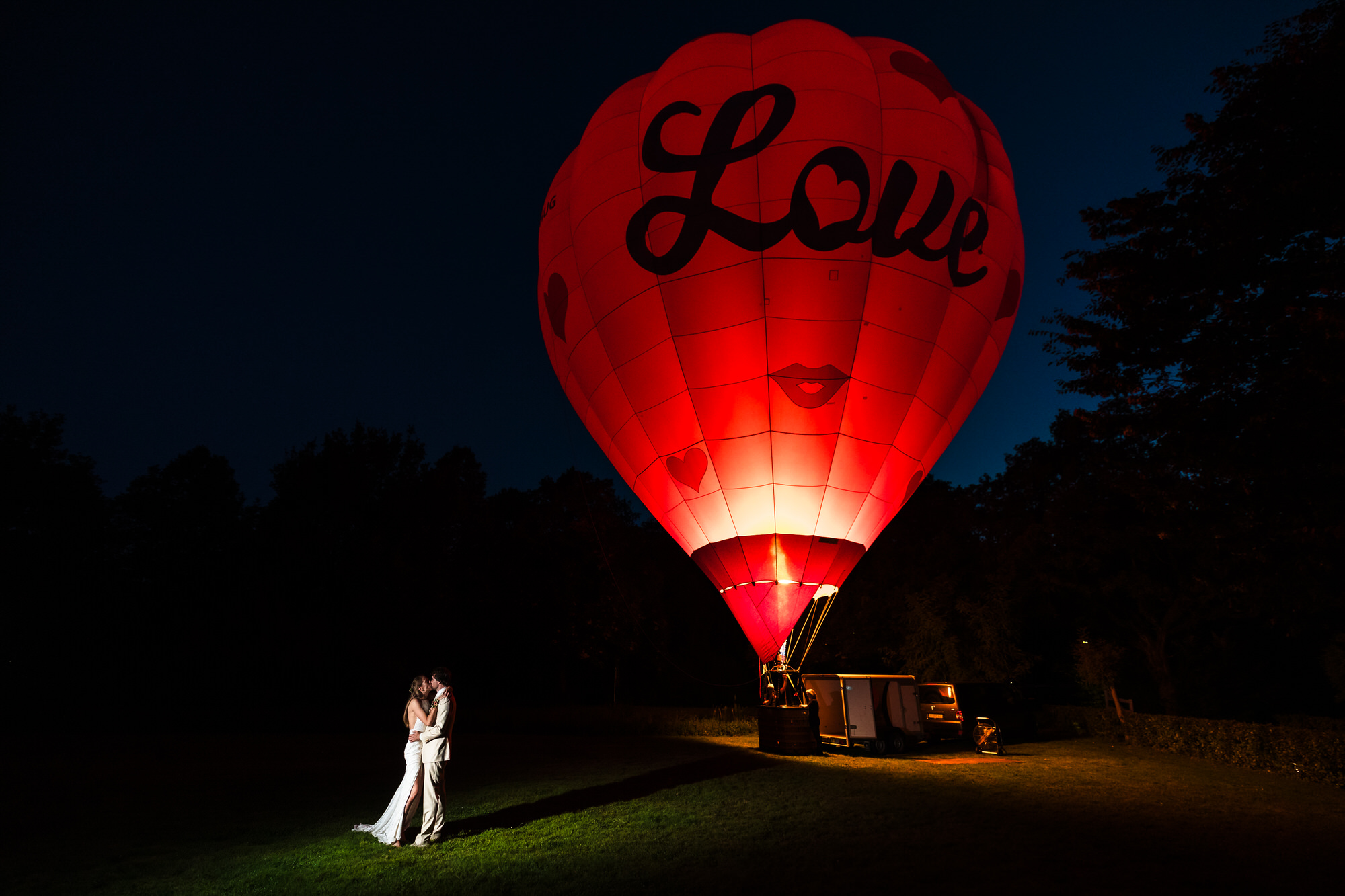 bruidspaar bij luchtballon