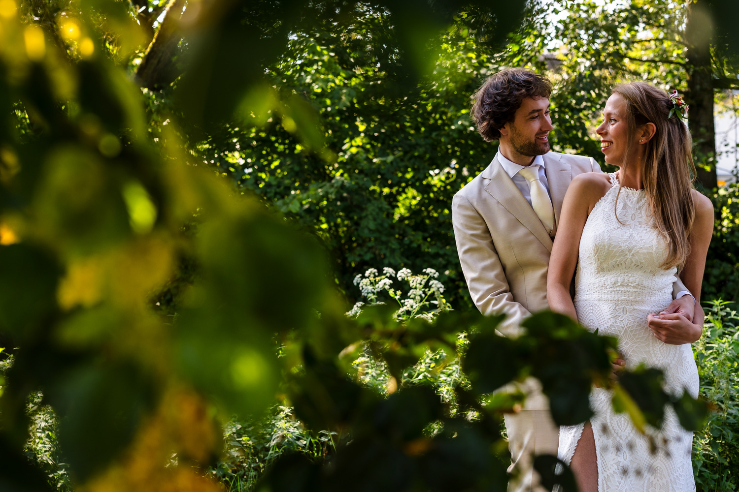 bruidspaar in een park