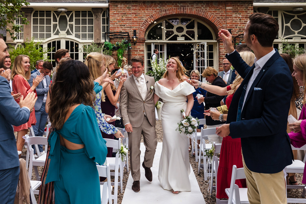 bruidspaar na de ceremonie tijdens een bruiloft in tilburg