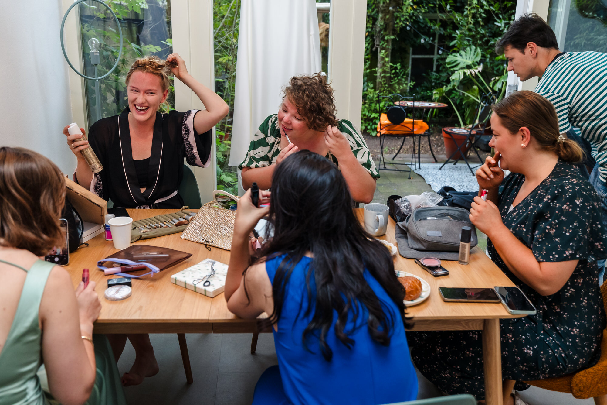 bruid en bruidsmeisjes bereiden zich voor op de bruiloft